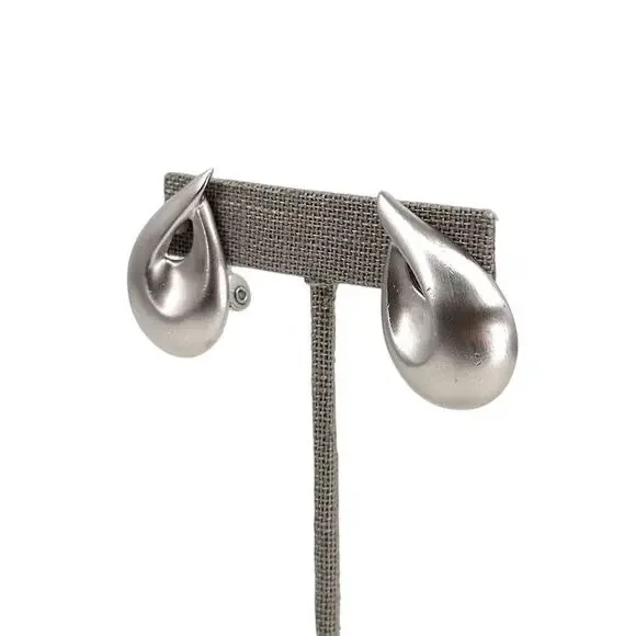 Monet Clip On Earrings Brushed Satin Silver Tone Teardrop Shape Vintage - Picture 7 of 7